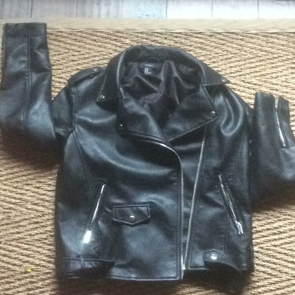 Faux leather biker jacket w zippers and belt M